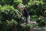 Atlet sepeda BMX Kalimantan Barat Tarigas menunjukkan aksinya saat menjalani latihan persiapan untuk PON XXI 2024 di kawasan Taman Digulis, Pontianak, Kalimantan Barat, Sabtu (31/8/2024). Atlet sepeda BMX Kalimantan Barat Tarigas yang diasuh oleh Pelatih Muhammad Nur Azmi Rasyad akan bertanding dalam PON XXI Aceh Sumut 2024 pada September mendatang. ANTARA FOTO/Jessica Wuysang