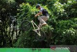 Atlet sepeda BMX Kalimantan Barat Tarigas menunjukkan aksinya saat menjalani latihan persiapan untuk PON XXI 2024 di kawasan Taman Digulis, Pontianak, Kalimantan Barat, Sabtu (31/8/2024). Atlet sepeda BMX Kalimantan Barat Tarigas yang diasuh oleh Pelatih Muhammad Nur Azmi Rasyad akan bertanding dalam PON XXI Aceh Sumut 2024 pada September mendatang. ANTARA FOTO/Jessica Wuysang