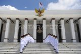 Tim Purna Paskibra Kalimantan Timur bersiap mengiringi duplikat bendera Pusaka Merah Putih dan salinan naskah teks proklamasi meninggalkan Istana Negara Ibu Kota Nusantara (IKN), Penajam Paser Utara, Kalimantan Timur, Sabtu (31/8/2024). Duplikat bendera pusaka dan naskah teks proklamasi tersebut kembali ke Monumen Nasional (Monas) Jakarta seusai digunakan pada upacara kenegaraan peringatan detik- detik Proklamasi Kemerdekaan Republik Indonesia di IKN pada 17 Agustus 2024 lalu. Antara Kaltim/M Risyal Hidayat