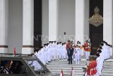 Tim Purna Paskibraka Kachina Ozora (kedua tengah) membawa duplikat bendera Pusaka Merah Putih dan Sabrina Roihanah (ketiga tengah) membawa salinan naskah teks proklamasi berjalan meninggalkan Istana Negara Ibu Kota Nusantara (IKN), Penajam Paser Utara, Kalimantan Timur, Sabtu (31/8/2024). Duplikat bendera pusaka dan naskah teks proklamasi tersebut kembali ke Monumen Nasional (Monas) Jakarta seusai digunakan pada upacara kenegaraan peringatan detik- detik Proklamasi Kemerdekaan Republik Indonesia di IKN pada 17 Agustus 2024 lalu. Antara Kaltim/M Risyal Hidayat