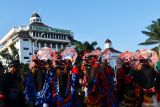 Sejumlah penari barongan tampil pada parade budaya bertajuk Serenade Langit Tembaga di Ponorogo, Jawa Timur, Sabtu (31/8/2024). Kegiatan seni budaya tersebut merupakan puncak peringatan Hari Jadi ke-528 Kabupaten Ponorogo. Antara Jatim/Siswowidodo/um