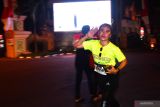 Pelari mengikuti lomba lari glow run 5K saat melintas di kawasan Alun-alun Ponorogo Jawa Timur, Sabtu (31/8/2024). Lomba lari sejauh lima kilometer tersebut diikuti seribu lebih peserta dari Ponorogo dan sekitarnya. Antara Jatim/Siswowidodo/um