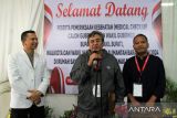 Pasangan Bakal calon Bupati Mempawah sekaligus Raja Mempawah, Mardan Adijaya (tengah) bersama bakal calon Wakil Bupati Mempawah Bukhori (kanan) dan Kepala Rumah Sakit Bhayangkara Pontianak Kombes Pol drg Josep Ginting (kiri) saat memberikan keterangan pers usai menjalani pemeriksaan kesehatan di RS Bhayangkara, Pontianak, Kalimantan Barat, Sabtu (31/8/2024). Mardan Adijaya bersama Bukhori yang diusung Partai Kebangkitan Bangsa tersebut melakukan tes kesehatan sebagai syarat untuk mengikuti Pemilihan Bupati dan Wakil Bupati Mempawah 2024. ANTARA FOTO/Jessica Wuysang