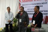 Pasangan Bakal calon Bupati Mempawah sekaligus Raja Mempawah, Mardan Adijaya (tengah) bersama bakal calon Wakil Bupati Mempawah Bukhori (kanan) dan Kepala Rumah Sakit Bhayangkara Pontianak Kombes Pol drg Josep Ginting (kiri) saat memberikan keterangan pers usai menjalani pemeriksaan kesehatan di RS Bhayangkara, Pontianak, Kalimantan Barat, Sabtu (31/8/2024). Mardan Adijaya bersama Bukhori yang diusung Partai Kebangkitan Bangsa tersebut melakukan tes kesehatan sebagai syarat untuk mengikuti Pemilihan Bupati dan Wakil Bupati Mempawah 2024. ANTARA FOTO/Jessica Wuysang