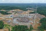 Foto udara sejumlah pekerja menyelesaikan proyek pembangunan Masjid Negara Ibu Kota Nusantara (IKN), Penajam Paser Utara, Kalimantan Timur, Sabtu (31/8/2024). Menurut Ketua Satgas Pelaksanaan Pembangunan Infrastruktur Otorita IKN Danis Hidayat Sumadilaga, progres pembangunan masjid dengan anggaran sekitar Rp940 miliar yang dirancang oleh Nyoman Nuarta bekerja sama dengan arsitek lain, yakni Head of Studio 3 Alien Design Consultant, Prasetyo Condro Gumilar mencapai 20 persen. Antara Kaltim/M Risyal Hidayat