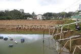 Pekerja mengecek pipa pada penampung air di kawasan Sepaku, Penajam Paser Utara, Kalimantan Timur, Sabtu (31/8/2024). Menurut penjual air bersih yang berjarak sekitar 15 kilometer dari Ibu Kota Nusantara (IKN) tersebut omzet per harinya sekitar Rp6 juta dari harga penjualan air per kubiknya Rp50 ribu. (Antara Kaltim/M Risyal Hidayat)