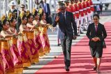 Presiden Rwanda Paul Kagame (kedua kanan) didampingi Pejabat Provinsi Bali Ni Wayan Murdani (kanan) disambut dengan tarian khas Bali setibanya di Bandara Internasional I Gusti Ngurah Rai, Badung, Bali, Minggu (1/9/2024). Paul Kagame tiba untuk menghadiri High-Level Forum on Multi-Stakeholder Partnerships and Indonesia-Africa Forum II di Nusa Dua, Bali pada 1-3 September. ANTARA FOTO/Media Center IAF II-HLF MSP/Galih Pradipta/wsj.