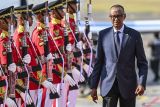 Presiden Rwanda Paul Kagame (kanan) berjalan setibanya di Bandara Internasional I Gusti Ngurah Rai, Badung, Bali, Minggu (1/9/2024). Paul Kagame tiba untuk menghadiri High-Level Forum on Multi-Stakeholder Partnerships and Indonesia-Africa Forum II di Nusa Dua, Bali pada 1-3 September. ANTARA FOTO/Media Center IAF II-HLF MSP/Galih Pradipta/wsj.