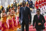 Presiden Rwanda Paul Kagame (kiri) didampingi Pejabat Provinsi Bali Ni Wayan Murdani (kanan) disambut dengan tarian khas Bali setibanya di Bandara Internasional I Gusti Ngurah Rai, Badung, Bali, Minggu (1/9/2024). Paul Kagame tiba untuk menghadiri High-Level Forum on Multi-Stakeholder Partnerships and Indonesia-Africa Forum II di Nusa Dua, Bali pada 1-3 September. ANTARA FOTO/Media Center IAF II-HLF MSP/Galih Pradipta/wsj.