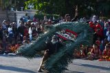 Penari Keling yang merupakan salah satu seni tradisional asal Ponorogo tampil pada parade budaya bertajuk Serenade Langit Tembaga di Ponorogo, Jawa Timur, Sabtu (31/8/2024). Kegiatan seni budaya tersebut merupakan puncak peringatan Hari Jadi ke-528 Kabupaten Ponorogo. Antara Jatim/Siswowidodo/um