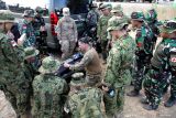 Prajurit Korps Marinir Amerika Serikat (USMC) menjelaskan tentang MOVES SLC Portable Emergency kepada prajurit Korps Marinir TNI AL dan Prajurit Angkatan Darat Bela Diri Jepang (Japan Ground Self-Defense Force) pada Latihan Gabungan Bersama (Latgabma) Super Garuda Shield (SGS) di Puslatpurmar 5 Baluran, Karang Tekok, Situbondo, Jawa Timur, Senin (2/9/2024). MOVES SLC adalah sistem portabel yang menggabungkan konsentrator oksigen, ventilator unik penghemat O2Â,  alat penghisap dan pemantauan tanda-tanda vital lengkap dalam satu unit yang bertenaga baterai untuk perawatan korban jangka panjang. Antara Jatim/Umarul Faruq/mas