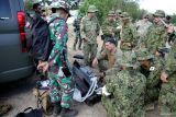 Prajurit Korps Marinir Amerika Serikat (USMC) menjelaskan tentang MOVES SLC Portable Emergency kepada prajurit Korps Marinir TNI AL dan Prajurit Angkatan Darat Bela Diri Jepang (Japan Ground Self-Defense Force) pada Latihan Gabungan Bersama (Latgabma) Super Garuda Shield (SGS) di Puslatpurmar 5 Baluran, Karang Tekok, Situbondo, Jawa Timur, Senin (2/9/2024). MOVES SLC adalah sistem portabel yang menggabungkan konsentrator oksigen, ventilator unik penghemat O2Â,  alat penghisap dan pemantauan tanda-tanda vital lengkap dalam satu unit yang bertenaga baterai untuk perawatan korban jangka panjang. Antara Jatim/Umarul Faruq/mas