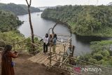 Pengunjung berfoto dengan latar belakang pemandangan bendungan Leuwikeris yang dikelola Kelompok Sadar Wisata (Pokdarwis) di Karang Hantu, Kabupaten Ciamis, Jawa Barat, Senin (2/9/2024). Sejak diresmikannya bendungan Leuwikeris destinasi wisata baru dikawasan tersebut banyak bermunculan dan membantu ekonomi masyarakat sekitar serta membuka lapangan kerja baru. ANTARA FOTO/Adeng Bustomi/agr
