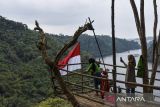 Pengunjung berswafoto pemandangan bendungan Leuwikeris yang dikelola Pokdarwis di Karang Hantu, Kabupaten Ciamis, Jawa Barat, Senin (2/9/2024). Sejak diresmikannya bendungan Leuwikeris destinasi wisata baru dikawasan tersebut banyak bermunculan dan membantu ekonomi masyarakat sekitar serta membuka lapangan kerja baru. ANTARA FOTO/Adeng Bustomi/agr
