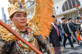 PJ Gubernur Jawa Barat Bey Machmudin (kedua kanan) didampingi Ketua DPRD Jabar Taufik Hidayat (kanan) bersama anggota DPRD terpilih melakukan prosesi 