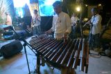 Seniman menampilkan musik tradisional dalam Cultural Event HLF MSP 2024 di Nusa Dua, Bali, Senin (2/9/2024). Kegiatan tersebut merupakan rangkaian dari High-Level Forum on Multi-Stakeholder Partnerships di Nusa Dua, Bali pada 1-3 September 2024. ANTARA FOTO/Media Center IAF II-HLF MSP/Nyoman Hendra Wibowo/wsj.