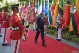 Presiden Zanzibar dan Ketua Dewan Revolusioner Zanzibar, Republik Perserikatan Tanzania Hussein Ali Mwinyi (tengah) berjalan saat menghadiri Joint Leaders Session Indonesia-Africa Forum (IAF) II and High-Level Forum on Multi-Stakeholder Partnerships (HLF MSP) di Nusa Dua, Bali, Senin (2/9/2024). Forum HLF MSP and Indonesia-Africa Forum II tersebut menyelenggarakan 12 event secara paralel dan 17 event pendamping yang dihadiri delegasi dari 24 negara. ANTARA FOTO/Media Center IAF II-HLF MSP/Ari Bowo Sucipto/wsj.