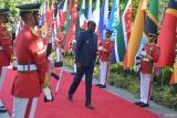 Wakil Presiden Zimbabwe Kembo Campbell Dugishi Mohadi (tengah) berjalan saat menghadiri Joint Leaders Session Indonesia-Africa Forum (IAF) II and High-Level Forum on Multi-Stakeholder Partnerships (HLF MSP) di Nusa Dua, Bali, Senin (2/9/2024). Forum HLF MSP and Indonesia-Africa Forum II tersebut menyelenggarakan 12 event secara paralel dan 17 event pendamping yang dihadiri delegasi dari 24 negara. ANTARA FOTO/Media Center IAF II-HLF MSP/Ari Bowo Sucipto/wsj.