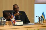 Presiden Rwanda Paul Kagame (kanan) berbincang dengan anggota delegasinya dalam Joint Leaders Session Indonesia-Africa Forum (IAF) II and High-Level Forum on Multi-Stakeholder Partnerships (HLF MSP) di Nusa Dua, Bali, Senin (2/9/2024). Forum HLF MSP and Indonesia-Africa Forum II tersebut menyelenggarakan 12 event secara paralel dan 17 event pendamping yang dihadiri delegasi dari 24 negara. ANTARA FOTO/Media Center IAF II-HLF MSP/Galih Pradipta/wsj.