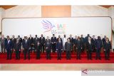 Presiden Joko Widodo (tengah depan) dan Presiden terpilih Prabowo Subianto (kelima kanan depan) berfoto dengan sejumlah kepala negara/pemerintahan saat Joint Leaders Session Indonesia-Africa Forum (IAF) II and High-Level Forum on Multi-Stakeholder Partnerships (HLF MSP) di Nusa Dua, Bali, Senin (2/9/2024). Forum HLF MSP and Indonesia-Africa Forum II tersebut menyelenggarakan 12 event secara paralel dan 17 event pendamping yang dihadiri delegasi dari 24 negara. ANTARA FOTO/Media Center IAF II-HLF MSP/Sigid Kurniawan/wsj.