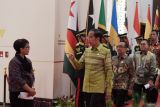 Presiden Joko Widodo (keempat kanan) bersama Menteri Sekretaris Negara Pratikno (ketiga kanan) berbincang dengan Menteri Luar Negeri Retno Marsudi (kiri) dalam Welcoming Dinner High-Level Forum on Multi-Stakeholder Partnerships and Indonesia-Africa Forum II di Jimbaran, Bali, Minggu (1/9/2024). Perjamuan santap malam tersebut dihadiri sejumlah kepala negara dan delegasi sebagai rangkaian High-Level Forum on Multi-Stakeholder Partnerships and Indonesia-Africa Forum II di Bali pada 1-3 September 2024. ANTARA FOTO/Media Center IAF II-HLF MSP/Nyoman Hendra Wibowo/wsj.