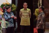 Presiden Joko Widodo (tengah) berbincang dengan Menteri PPN/Kepala Bappenas Suharso Monoarfa (kiri) dan Menteri Sekretaris Negara Pratikno (kanan) dalam Welcoming Dinner High-Level Forum on Multi-Stakeholder Partnerships and Indonesia-Africa Forum II di Jimbaran, Bali, Minggu (1/9/2024). Perjamuan santap malam tersebut dihadiri sejumlah kepala negara dan delegasi sebagai rangkaian High-Level Forum on Multi-Stakeholder Partnerships and Indonesia-Africa Forum II di Bali pada 1-3 September 2024. ANTARA FOTO/Media Center IAF II-HLF MSP/NyomanÂ HendraÂ Wibowo/wsj.