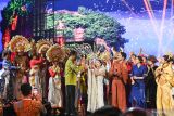 Presiden Joko Widodo menyalami para penampil dalam Welcoming Dinner High-Level Forum on Multi-Stakeholder Partnerships and Indonesia-Africa Forum II di Jimbaran, Bali, Minggu (1/9/2024). Perjamuan santap malam tersebut dihadiri sejumlah kepala negara dan delegasi sebagai rangkaian High-Level Forum on Multi-Stakeholder Partnerships and Indonesia-Africa Forum II di Bali pada 1-3 September 2024. ANTARA FOTO/Media Center IAF II-HLF MSP/Sigid Kurniawan/wsj.