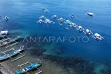 Foto aerial sejumlah wisatawan melihat Hiu Paus (Rhincodon Typus) dengan menaiki perahu di objek wisata Hiu Paus Desa Botubarani, Kabupaten Bone Bolango, Gorontalo, Sabtu (31/8/2024). Dinas Pariwisata Provinsi Gorontalo menggelar Festival Hiu Paus untuk pertama kalinya sebagai sarana promosi ekosistem pariwisata yang terintegrasi dengan kelestarian lingkungan berkelanjutan. ANTARA FOTO/Adiwinata Solihin