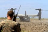 Pesawat Bell Boeing V-22 Osprey melakukan landing saat Mobile Udara pada Latihan Gabungan Bersama (Latgabma) Super Garuda Shield (SGS) di kawasan Pantai Banongan, Situbondo, Jawa Timur, Selasa (3/9/2024). Latihan Mobile Udara (Air Assault) merupakan operasi dimana pasukan tempur berpindah taktis melalui udara menggunakan sarana pesawat terbang atau heli. Antara Jatim/Umarul Faruq/mas