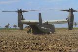 Prajurit Korps Marinir Amerika Serikat (USMC) memasuki pesawat Bell Boeing V-22 Osprey saat melakukan Mobile Udara pada Latihan Gabungan Bersama (Latgabma) Super Garuda Shield (SGS) di kawasan Pantai Banongan, Situbondo, Jawa Timur, Selasa (3/9/2024). Latihan Mobile Udara (Air Assault) merupakan operasi dimana pasukan tempur berpindah taktis melalui udara menggunakan sarana pesawat terbang atau heli. Antara Jatim/Umarul Faruq/mas