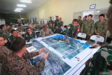 Prajurit Korps Marinir TNI AL bersama prajurit Korps Marinir Amerika Serikat (USMC) dan prajurit Angkatan Darat Bela Diri Jepang (Japan Ground Self-Defense Force) mengikuti simulasi taktis permainan lantai (Tactical Floor Game) pada Latihan Gabungan Bersama (Latgabma) Super Garuda Shield (SGS) di Puslatpurmar 5 Baluran, Karang Tekok, Situbondo, Jawa Timur, Selasa (3/9/2024). Simulasi tersebut digelar sebagai bentuk kesiapan Latihan Gabungan Bersama (Latgabma) Super Garuda Shield (SGS)yang diikuti 1.120 prajurit dari 17 negara di kawasan Indo-Pasifik yang berlangsung pada 5 September 2024. Antara Jatim/Umarul Faruq/mas