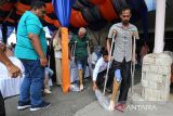 Penyandang disabilitas mencoba berjalan  seusai pemasangan kaki palsu di PT Angkasa Pura-II, kabupaten Aceh Besar, Aceh, Selasa (3/9/2024).  PT Angkasa Pura II Bandara Internasional Blang Bintang  bersama pemerintah Aceh dan Kick Andy Foundation melalui program kemerdekaan tanpa batas membangun inklusifitas dan kesetaraan di daerah itu, memberikan bantuan sebanyak 49 kaki palsu kepada  penyandang disabilitas di lima kabupaten provinsi Aceh. ANTARA FOTO/Ampelsa.