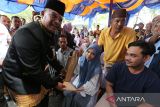 Penjabat Gubernur Aceh, Syahrizal (kiri) menyerahkan kaki palsu secara simbolis kepada penyandang disabilitas di PT Angkasa Pura-II, kabupaten Aceh Besar, Aceh, Selasa (3/9/2024).  PT Angkasa Pura II Bandara Internasional Blang Bintang  bersama pemerintah Aceh dan Kick Andy Foundation melalui program kemerdekaan tanpa batas membangun inklusifitas dan kesetaraan di daerah itu, memberikan bantuan sebanyak 49 kaki palsu kepada  penyandang disabilitas di lima kabupaten provinsi Aceh. ANTARA FOTO/Ampelsa.