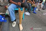 Petugas mempersiapkan kaki palsu untuk dipasangkan kepada penyandang disabilitas  di PT Angkasa Pura-II, kabupaten Aceh Besar, Aceh, Selasa (3/9/2024).  PT Angkasa Pura II Bandara Internasional Blang Bintang  bersama pemerintah Aceh dan Kick Andy Foundation melalui program kemerdekaan tanpa batas membangun inklusifitas dan kesetaraan di daerah itu, memberikan bantuan sebanyak 49 kaki palsu kepada  penyandang disabilitas di lima kabupaten provinsi Aceh. ANTARA FOTO/Ampelsa.