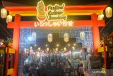 Warga mengunjungi Festival Kuliner Bandung yang digelar di Summarecon Bandung, Jawa Barat, Selasa (3/9/2024). Festival Kuliner Bandung yang bertemakan Jelajah Kuliner Asia tersebut menghadirkan 400 varian menu dari berbagai negara di Asia seperti Korea, Jepang, China dan Thailand. ANTARA FOTO/Raisan Al Farisi/agr