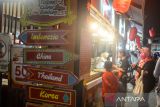 Warga berada di salah satu stan saat Festival Kuliner Bandung yang digelar di Summarecon Bandung, Jawa Barat, Selasa (3/9/2024). Festival Kuliner Bandung yang bertemakan Jelajah Kuliner Asia tersebut menghadirkan 400 varian menu dari berbagai negara di Asia seperti Korea, Jepang, China dan Thailand. ANTARA FOTO/Raisan Al Farisi/agr