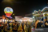 Warga berada di salah satu stan saat Festival Kuliner Bandung yang digelar di Summarecon Bandung, Jawa Barat, Selasa (3/9/2024). Festival Kuliner Bandung yang bertemakan Jelajah Kuliner Asia tersebut menghadirkan 400 varian menu dari berbagai negara di Asia seperti Korea, Jepang, China dan Thailand. ANTARA FOTO/Raisan Al Farisi/agr