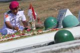 Prajurit TNI AL menabur bunga saat berziarah di Taman Makam Pahlawan 10 November, Surabaya, Jawa Timur, Selasa (3/9/2024). Ziarah untuk memberikan penghormatan kepada para pahlawan yang telah gugur tersebut merupakan rangkaian kegiatan menyambut HUT Ke-79 TNI AL. Antara Jatim/Didik Suhartono/um