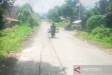 Penambalan jalan ruas Simpang Empat-Talu diduga lamban, pengendara banyak jatuh (Video)