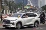 Paus Fransiskus melambaikan tangan saat melintasi kawasan Bundaran HI, Jakarta, Selasa (3/9/2024). Pemimpin Takhta Suci Vatikan tersebut dijadwalkan melakukan kunjungan pada 4-5 September 2024 ke sejumlah lokasi di Jakarta, seperti Istana Negara, Gereja Katedral, Masjid Istiqlal, dan Stadion Utama Gelora Bung Karno (SUGBK). ANTARA FOTO/Dhemas Reviyanto/wsj.