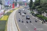 Iring-iringan kendaraan yang membawa Pemimpin Gereja Katolik Dunia Paus Fransiskus melintasi Jalan Jenderal Sudirman, Jakarta, Selasa (3/9/2024). Pemimpin Takhta Suci Vatikan tersebut dijadwalkan melakukan kunjungan pada 4-5 September 2024 ke sejumlah lokasi di Jakarta, seperti Istana Negara, Gereja Katedral, Masjid Istiqlal, dan Stadion Utama Gelora Bung Karno (SUGBK). ANTARA FOTO/Akbar Nugroho Gumay/wsj.