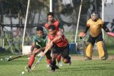 Pemain hoki putra Kalimantan Timur berlatih saat mengikuti Pemusatan Latihan Daerah (Pelatda) di Lapangan Hoki, Gelora Kadrie Oening, Samarinda, Kalimantan Timur, Senin (2/9/2024). Menurut pelatih teknik Hoki Kaltim Mappajalling, Tim Hoki Kaltim putra dan putri menargetkan meraih medali emas dalam PON XXI Aceh-Sumut. (Antara Kaltim/M Risyal Hidayat)