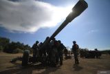 Prajurit korps Marinir TNI AL memeriksa meriam Howitzer 105 mm pada Latihan Gabungan Bersama (Latgabma) Super Garuda Shield (SGS) di Pusat Latihan Pertempuran Marinir Baluran, Situbondo, Jawa Timur, Rabu (4/9/2024). Kegiatan tersebut untuk mengecek kesiapan senjata dan strategi menembak menggunakan meriam agar tepat sasaran. Antara Jatim/Umarul Faruq/mas