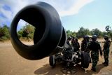 Prajurit korps Marinir TNI AL memeriksa meriam Howitzer 105 mm pada Latihan Gabungan Bersama (Latgabma) Super Garuda Shield (SGS) di Pusat Latihan Pertempuran Marinir Baluran, Situbondo, Jawa Timur, Rabu (4/9/2024). Kegiatan tersebut untuk mengecek kesiapan senjata dan strategi menembak menggunakan meriam agar tepat sasaran. Antara Jatim/Umarul Faruq/mas