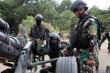 Prajurit korps Marinir TNI AL membidik sasaran meriam Howitzer 105 pada Latihan Gabungan Bersama (Latgabma) Super Garuda Shield (SGS) di Pusat Latihan Pertempuran Marinir Baluran, Situbondo, Jawa Timur, Rabu (4/9/2024). Kegiatan tersebut untuk mengecek kesiapan senjata dan strategi menembak menggunakan meriam agar tepat sasaran. Antara Jatim/Umarul Faruq/mas