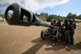 Prajurit korps Marinir TNI AL melakukan perawatan meriam Howitzer pada Latihan Gabungan Bersama (Latgabma) Super Garuda Shield (SGS) di Pusat Latihan Pertempuran Marinir Baluran, Situbondo, Jawa Timur, Rabu (4/9/2024). Kegiatan tersebut untuk mengecek kesiapan senjata dan strategi menembak menggunakan meriam agar tepat sasaran. Antara Jatim/Umarul Faruq/mas