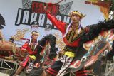 Penari Jaranan tampil pada Festival Jaranan Jawa Kreasi di Kepung, Kediri, Jawa Timur, Rabu (4/9/2024). Festival dengan menampilkan 13 kelompok jaranan tersebut sebagai upaya melestarikan kesenian Jaranan Jawa dengan durasi pentas yang dimampatkan sehingga tidak membosankan ditonton oleh generasi muda. Antara Jatim/Prasetia Fauzani/um