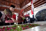 Bakal calon Gubernur Jatim Tri Rismaharini (kanan) dan pasangannya Zahrul Azhar Asumta atau yang akrab disapa Gus Han (kiri) menabur bunga di pusara makam Presiden Sukarno saat berkunjung di Kota Blitar, Jawa Timur, Rabu (4/9/2024). Selain berziarah dalam kunjungan singkatnya, pasangan bacagub Risma-Gus Han juga menyapa sejumlah pedagang cinderamata disekitar kawasan makam, serta menyempatkan diri untuk makan siang disalah satu warung, dan kemudian melanjutkan perjalanannya untuk berziarah ke makam pendiri Nahdlatul Ulama' KH. Hasyim Asy'ari serta mengunjungi empat pondok pesantren di Jombang, Jawa Timur. Antara Jatim/Irfan Anshori/um