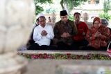 Bakal calon Gubernur Jatim Tri Rismaharini (kanan) dan pasangannya Zahrul Azhar Asumta atau yang akrab disapa Gus Han (dua kiri) didampingi ketua DPC PDIP Kota Blitar dr. Syahrul Alim (tiga kiri) memanjatkan doa di pusara makam Presiden Sukarno saat berkunjung di Kota Blitar, Jawa Timur, Rabu (4/9/2024). Selain berziarah dalam kunjungan singkatnya, pasangan bacagub Risma-Gus Han juga menyapa sejumlah pedagang cinderamata disekitar kawasan makam, serta menyempatkan diri untuk makan siang disalah satu warung, dan kemudian melanjutkan perjalanannya untuk berziarah ke makam pendiri Nahdlatul Ulama' KH. Hasyim Asy'ari serta mengunjungi empat pondok pesantren di Jombang, Jawa Timur. Antara Jatim/Irfan Anshori/um