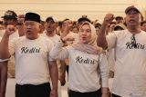 Ribuan kepala desa meneriakkan Yel Yel saat Silaturahmi dan Doa Bersama di Surabaya, Jawa Timur, Rabu (4/9/2024). Kegiatan yang dihadiri ribuan kepala desa yang tergabung dalam Paguyuban Kepala Desa Jawa Timur (PKD Jatim) itu bertema Satu Komando Bersama Sampai Akhir. Antara Jatim/Didik Suhartono/um